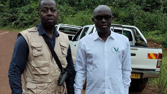 Équipe du Cabinet ViZé sur la piste d'accès au site du projet, département de l'Okano