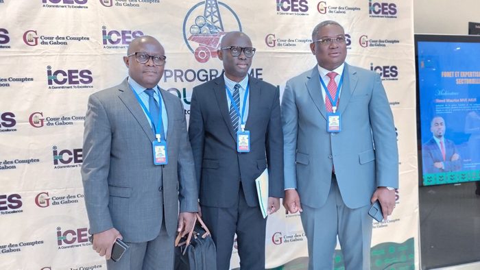 Cabinet ViZé au programme MOUTAMBOU, devant le kakémono ICES et Cour des Comptes du Gabon
