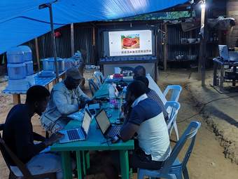 Le camp, le soir : le dépouillement commence sur place.