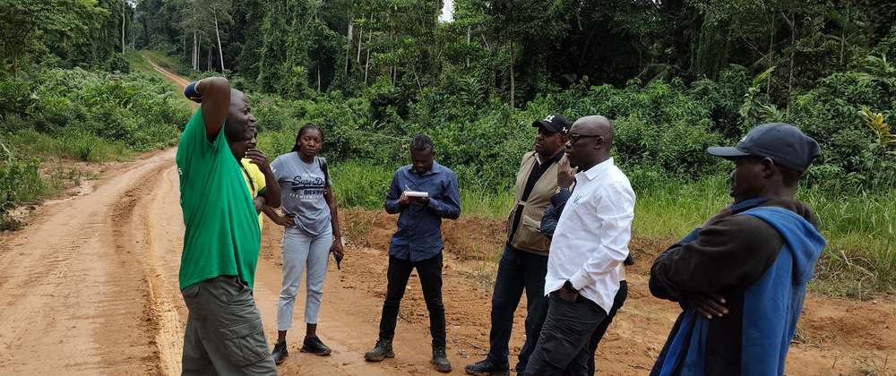 Visite de site sur la piste d'accès au projet, avec la Direction Générale de l'Environnement