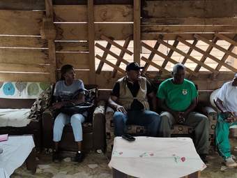 Réunion au village pendant une mission de terrain du Cabinet ViZé